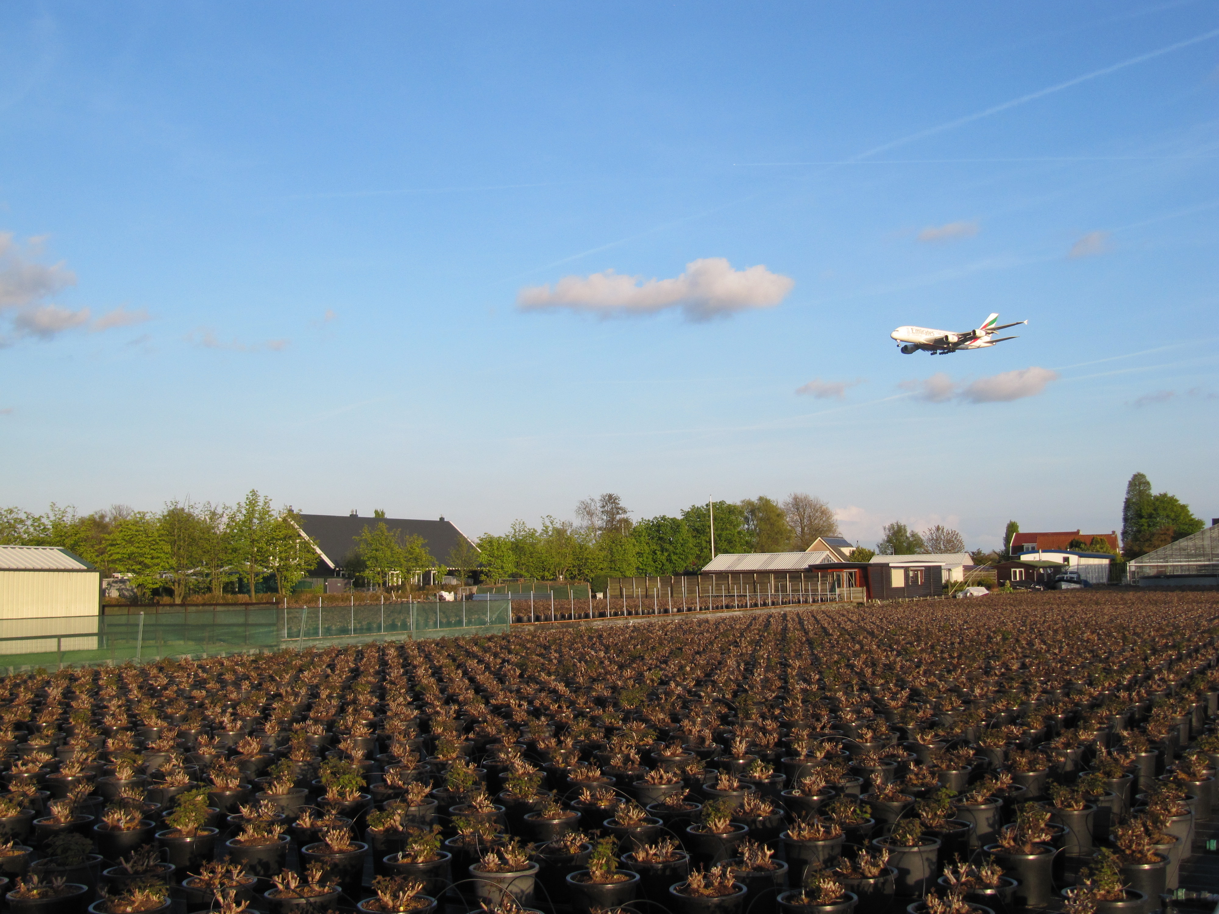 vliegtuig boven sneeuwballen